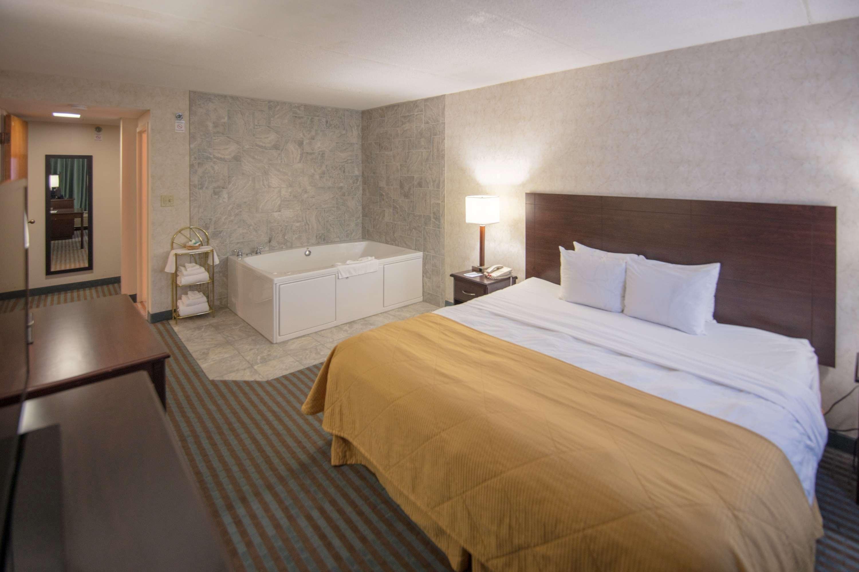 Ramada By Wyndham Cedar Rapids Hotel Kültér fotó